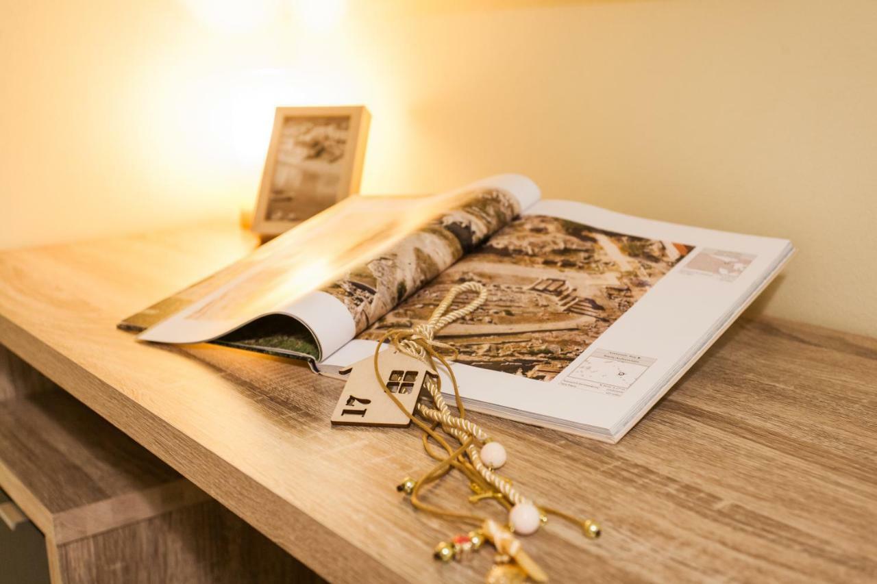 Private Central View Rooms In Apartment Near To Acropolis Metro Station Atenas Exterior foto